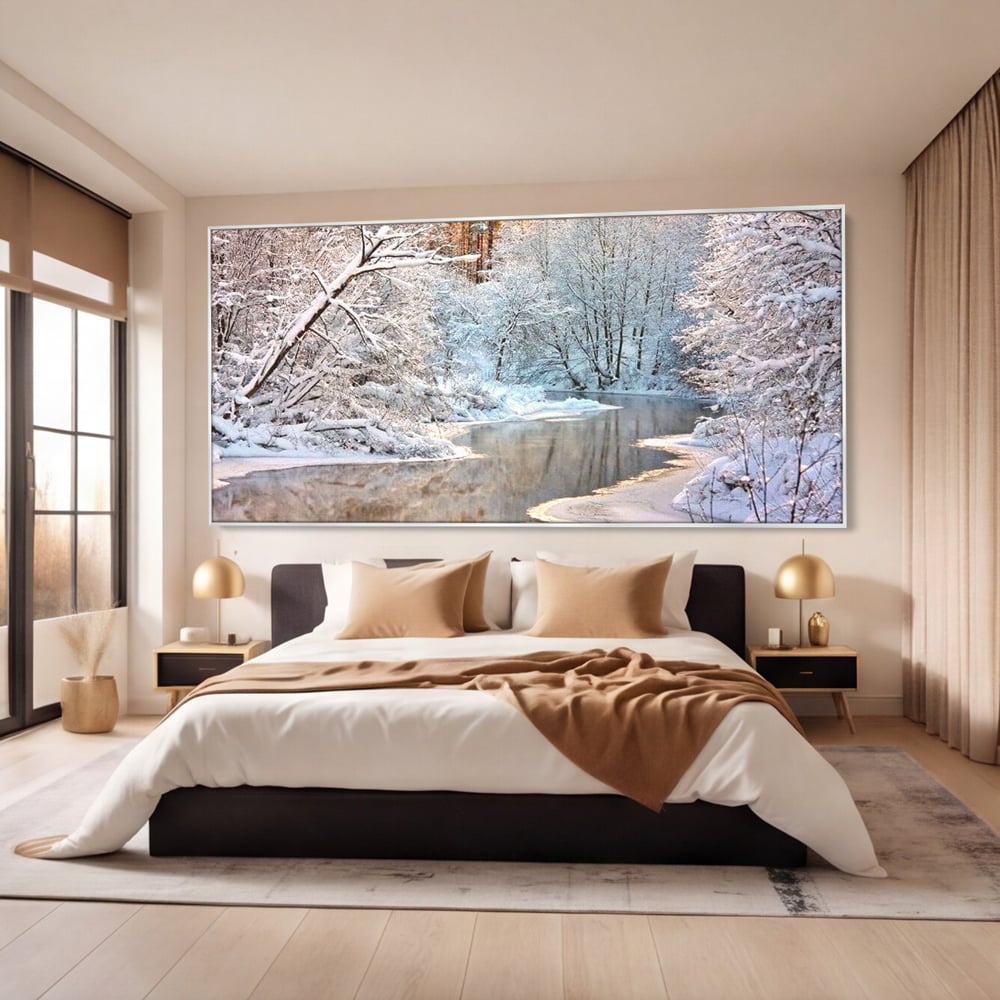 Tablou canvas cu tablou canvas cu peisaj de iarna pe rau, in rama de aluminiu argintiu, pe perete intr-un dormitor